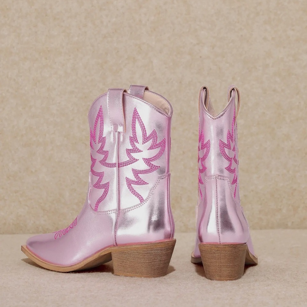 NWT Claire Metallic Chrome Pink Boot